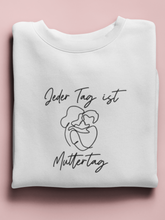 Lade das Bild in den Galerie-Viewer, Jeder Tag ist Muttertag Crop Sweatshirt